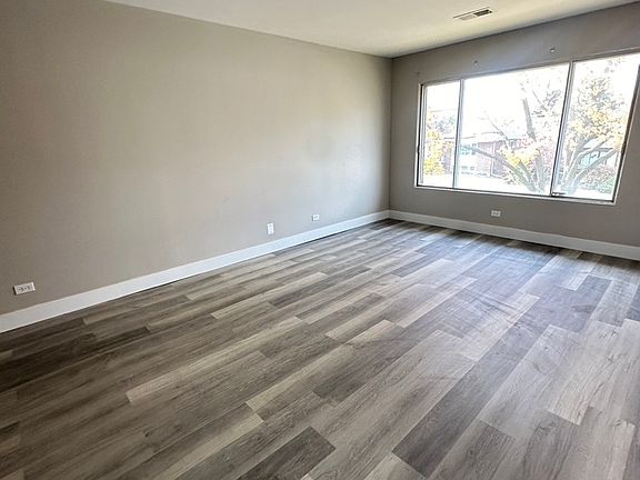 5th image of 1045 S Evergreen Ave #204