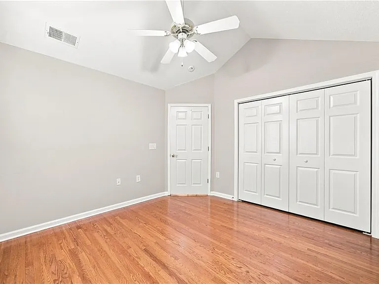 3204 Village Ln — Photo 23
