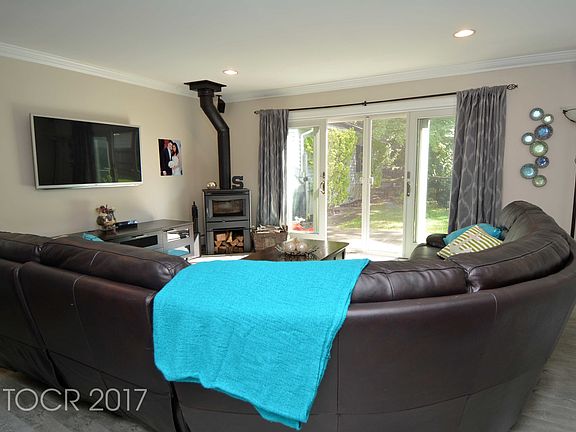 4th image of 103 Spruce St