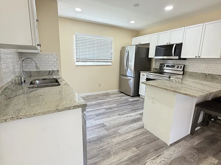 1019 SE 11th St #3 — Photo 5