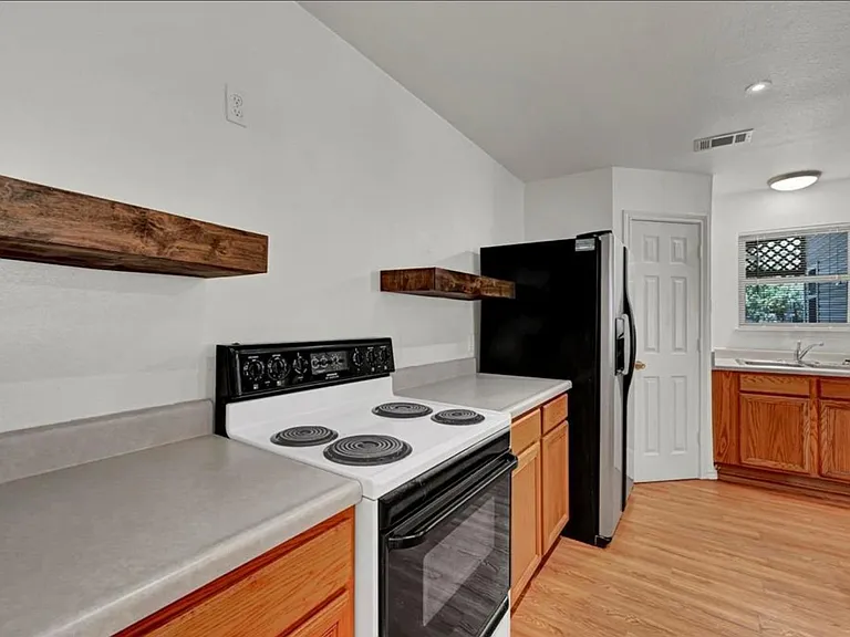 1029 Shoreline Dr — Photo 16