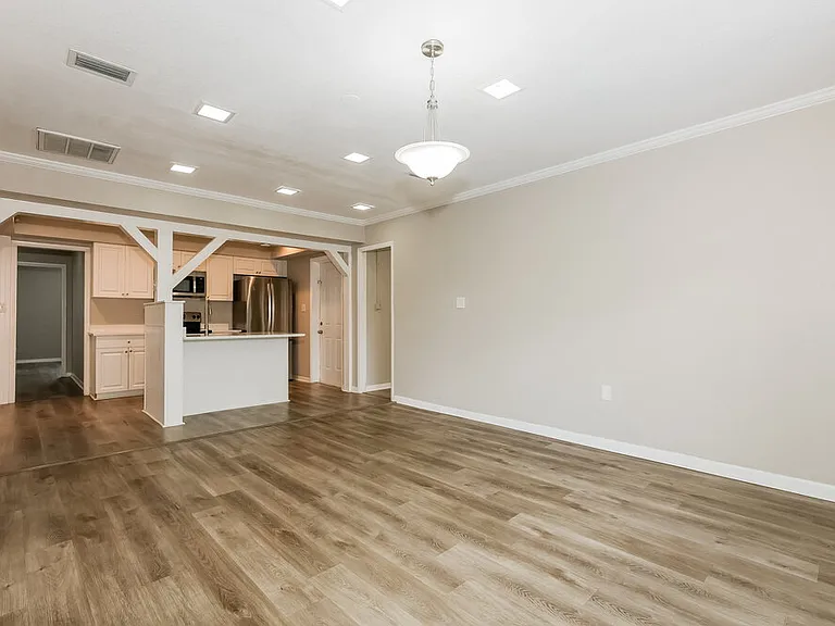 1033 Campbell Ave — Photo 6