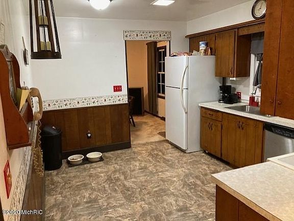 3rd image of 1121 Camelot Dr