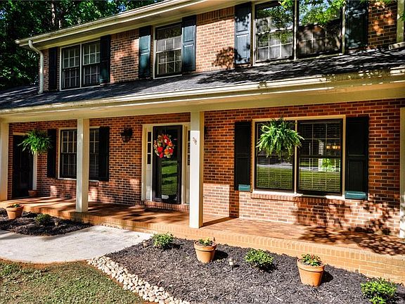 3rd image of 2850 Thornridge Ln