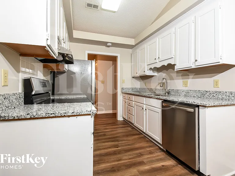 2055 Ardmore Village Ln — Photo 6