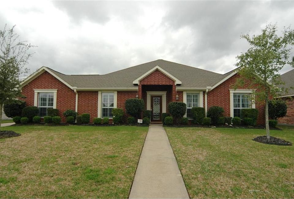 1st image of 305 Suzanne St