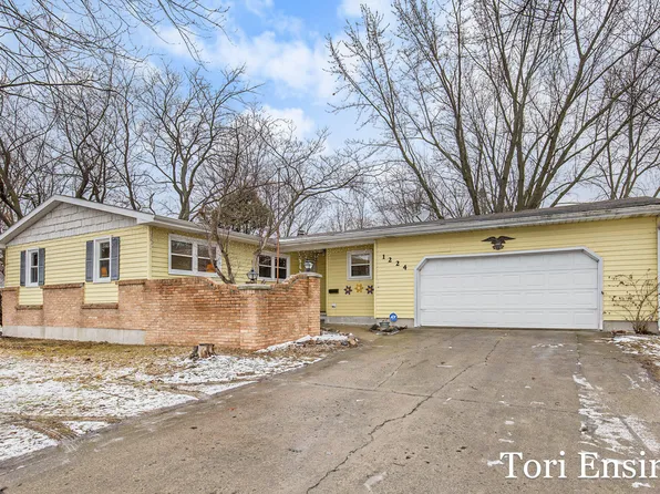 1224 W Blackburn St, Greenville, MI 48838