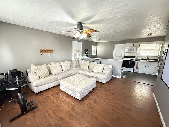 3rd image of 209 Combs Blvd