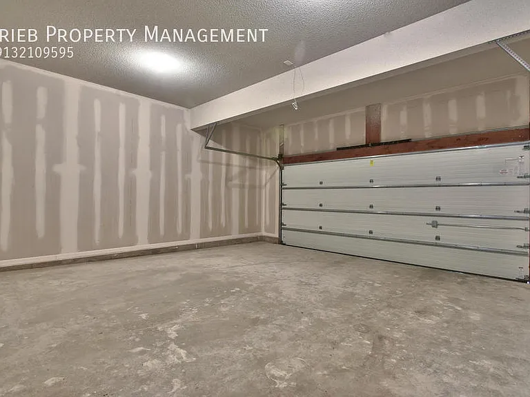 2076 S 137th St — Photo 11