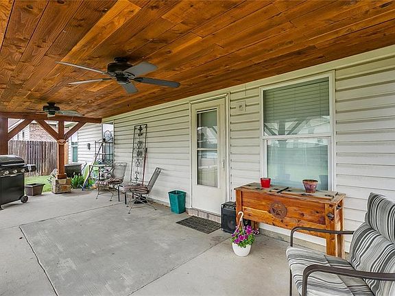 4th image of 821 Crystal Dr