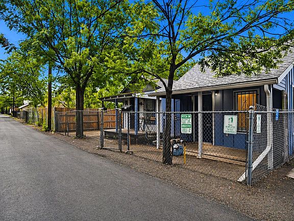 2nd image of 107 Beso Ln