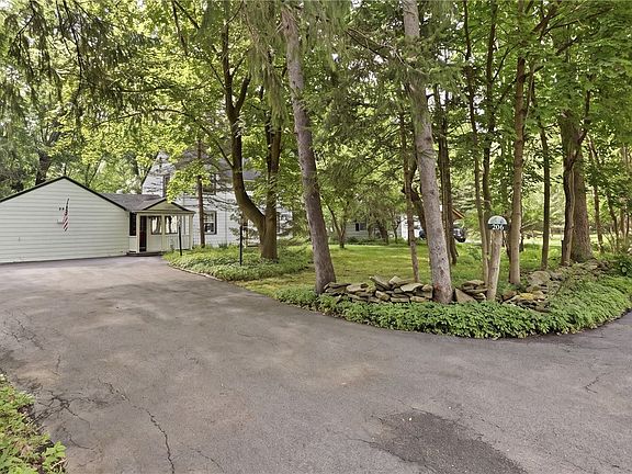 3rd image of 206 Bastian Rd