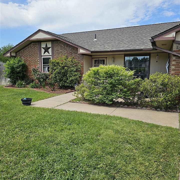 1st image of 215 SW Crystal Hills Dr