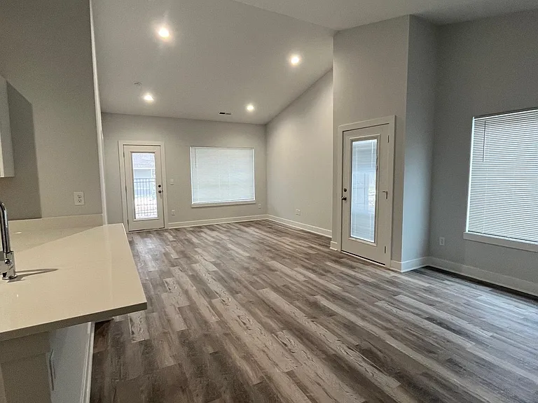 5633 N Meridian Ave — Photo 11