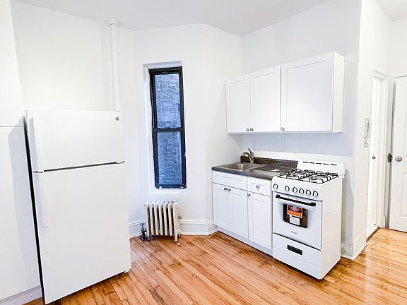 4th image of 247 E 77th St #4D