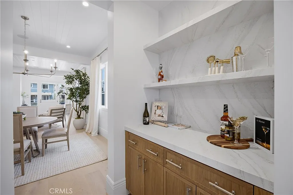 5 bed, 4.5 bath, 3783 sqft, $18,900 — Photo 4