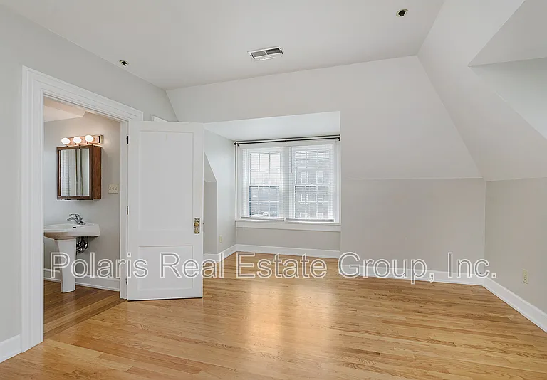 101 E 14th St #3 — Photo 20