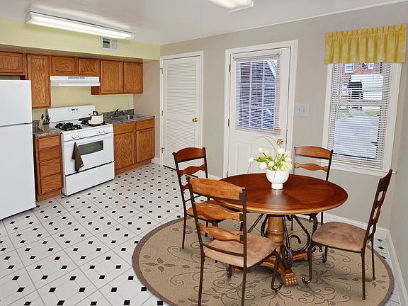 Your fully equipped kitchen has eat-in dining space.