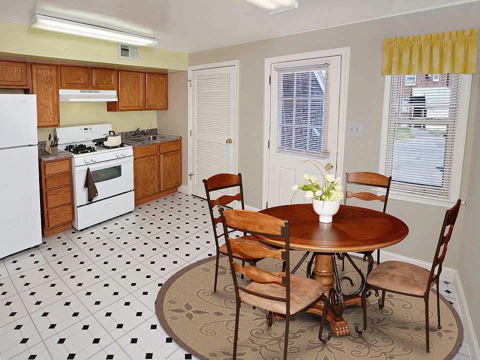 Your fully equipped kitchen has eat-in dining space.