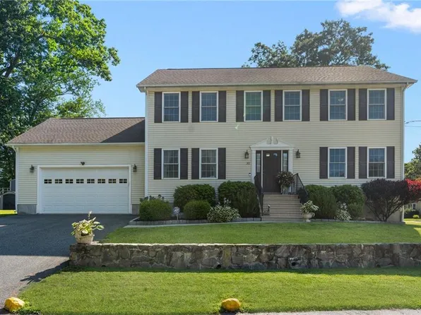 32 Mullen St, Cumberland, RI 02864