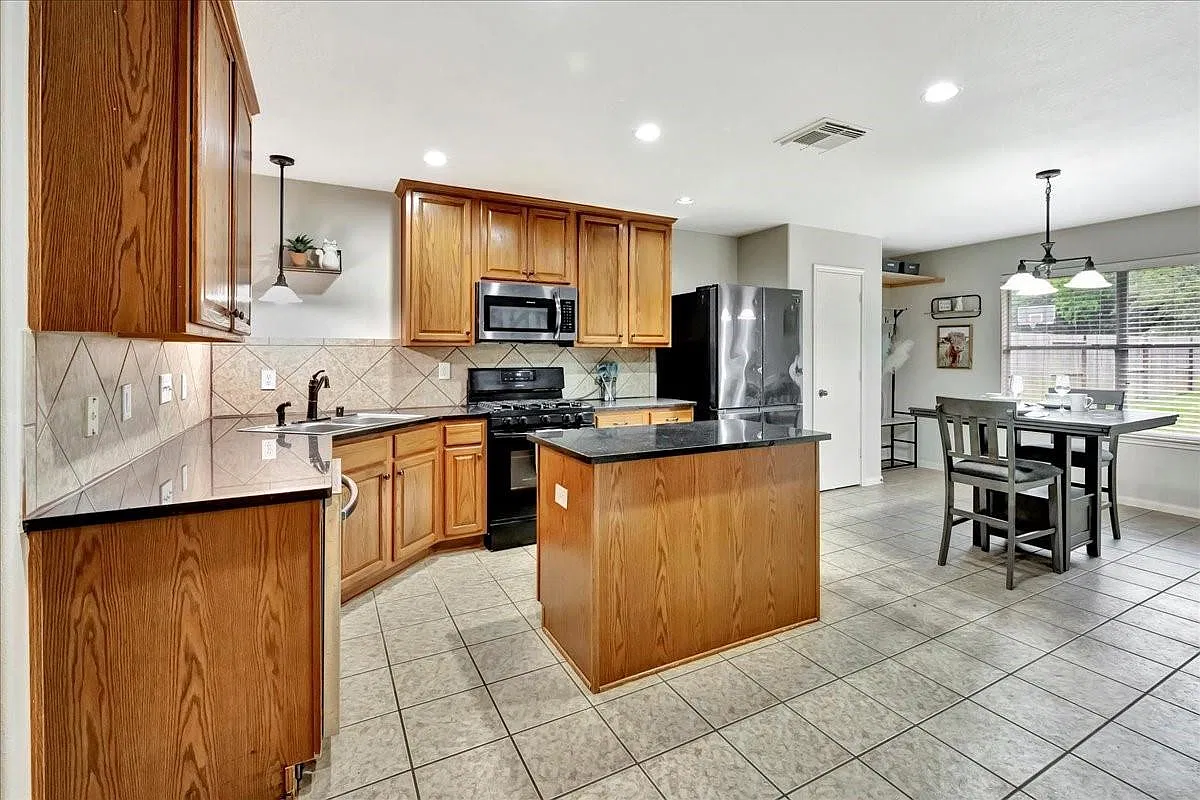 4 bed, 2.5 bath, 2485 sqft, $2,500 — Photo 4