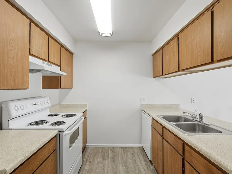 Woods Crossing Apartments — Photo 17