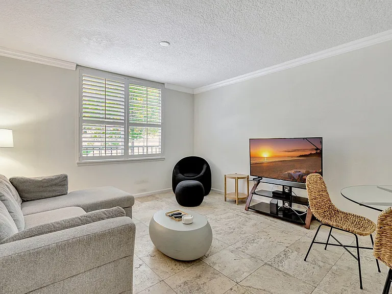 580 Sapodilla Ave #105 — Photo 9