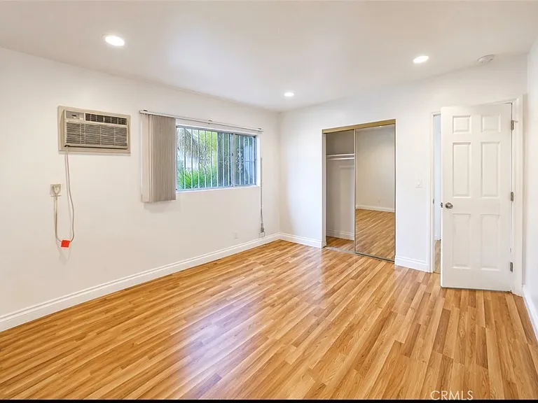 1372 W 36th St #3 — Photo 9