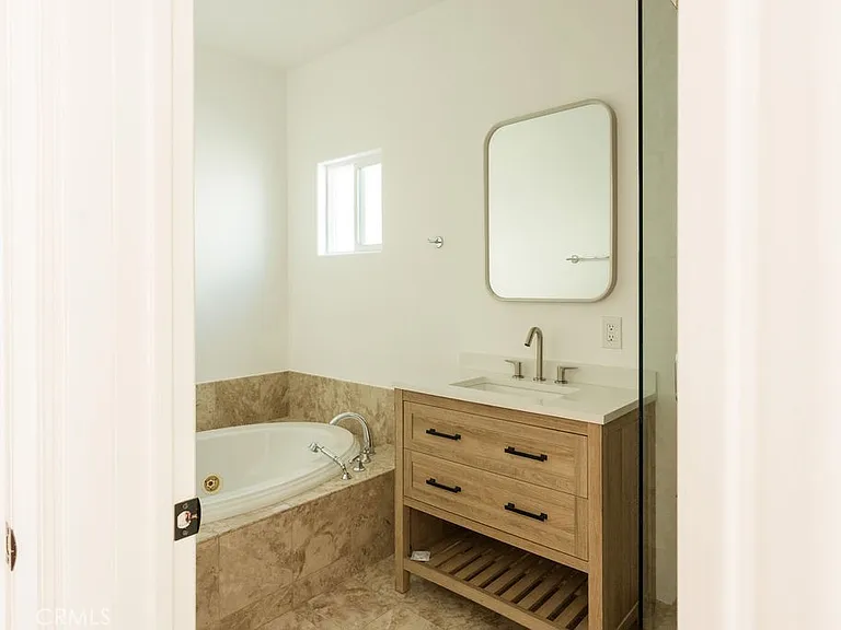 14605 Wyandotte St — Photo 25