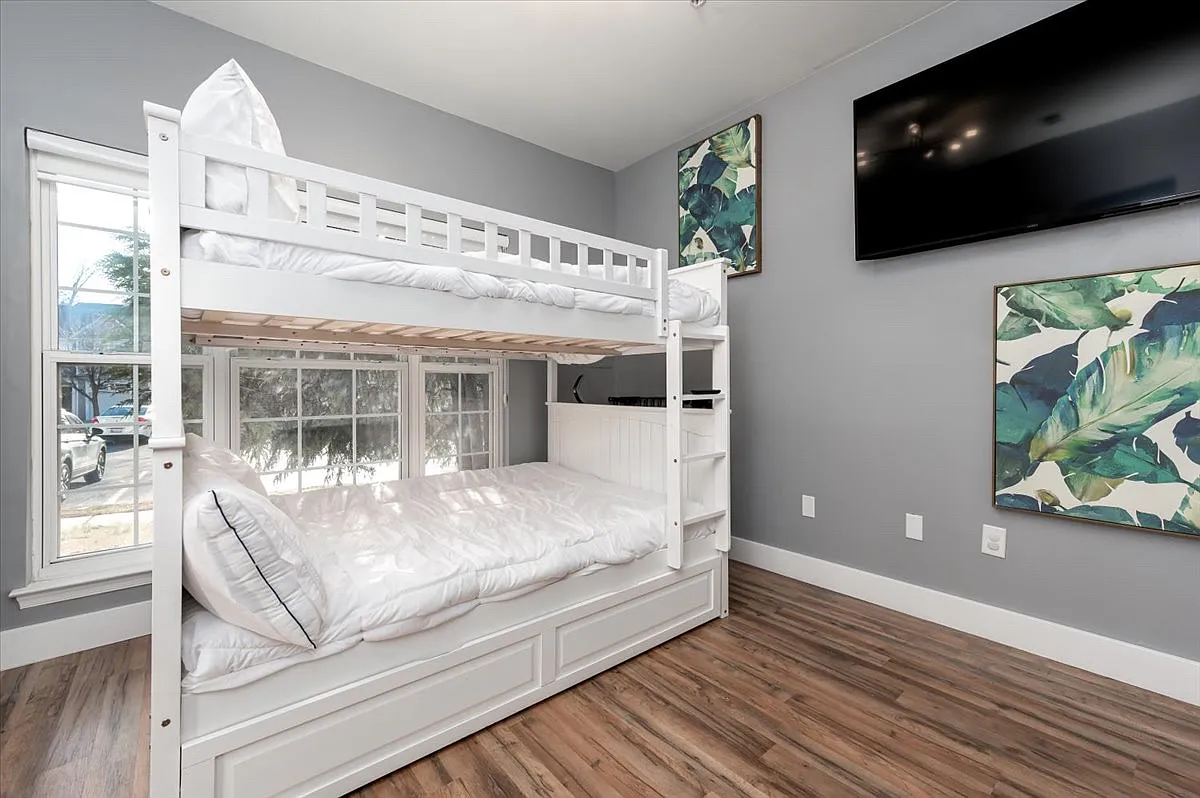 4 bed, 2.5 bath, 2100 sqft, $3,350 — Photo 4