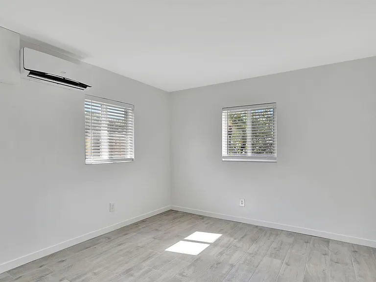 1000 SW 30th St #1 — Photo 8