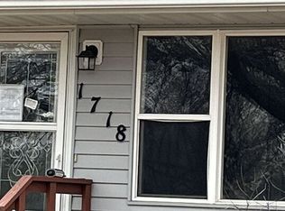 1718 Maplewood Dr, Cedar Falls, IA 50613