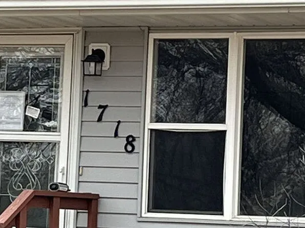 1718 Maplewood Dr, Cedar Falls, IA 50613