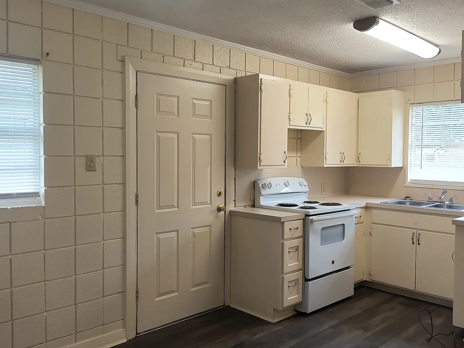 3010/3012 South Holly Street - 3010 — Photo 3