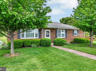 2046 Yingling Dr, Spring Grove, PA 17362