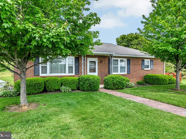 2046 Yingling Dr, Spring Grove, PA 17362