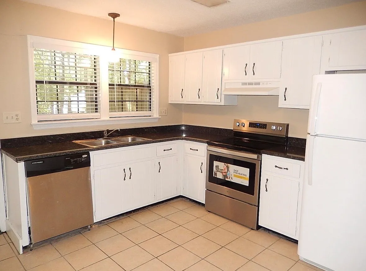 2 bed, 1.5 bath, 960 sqft, $1,200 — Photo 2
