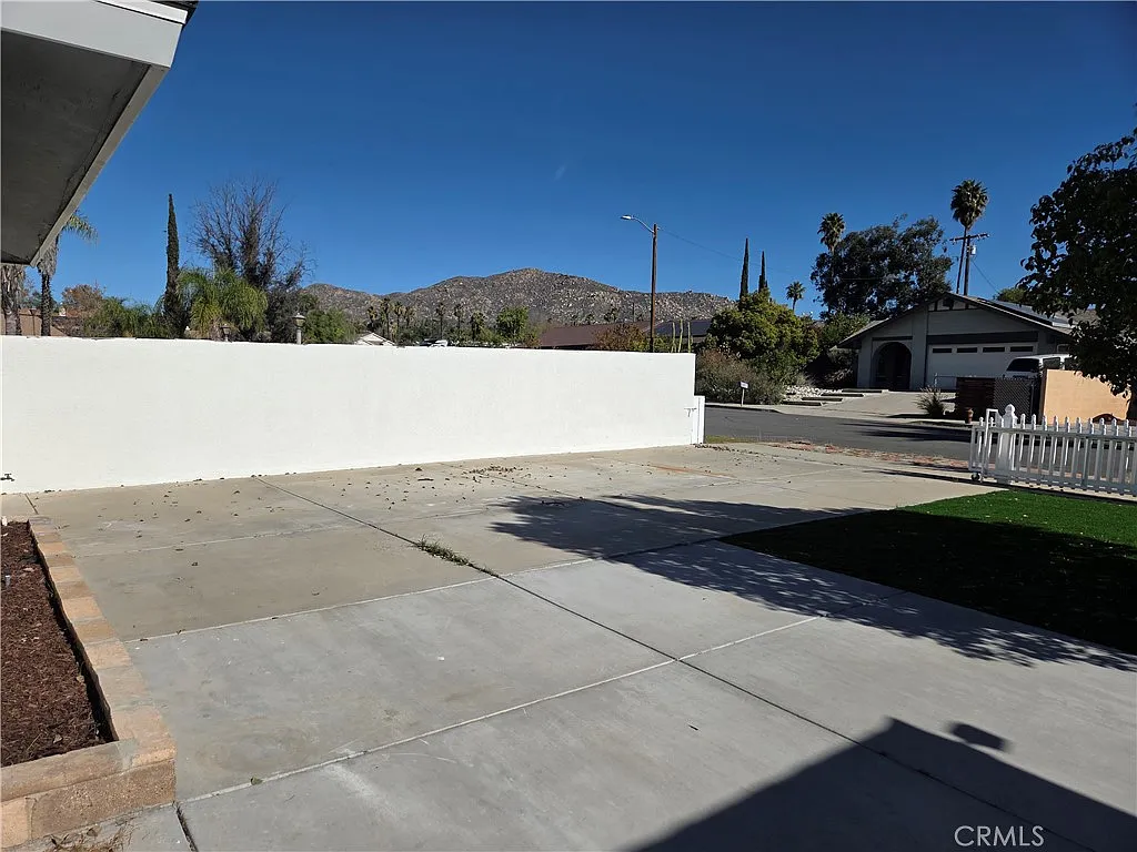 4 bed, 1948 sqft, $3,000 — Photo 3