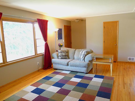 3rd image of 655 46 1/2 Ave NE