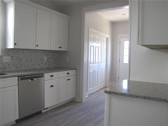 4th image of 634 W Newton St