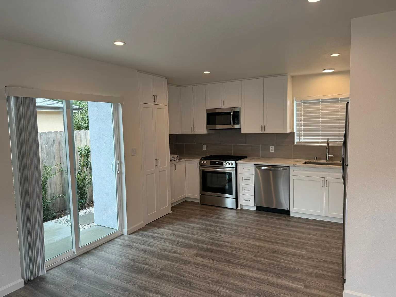 3 bed, 890 sqft, $3,347 — Photo 2