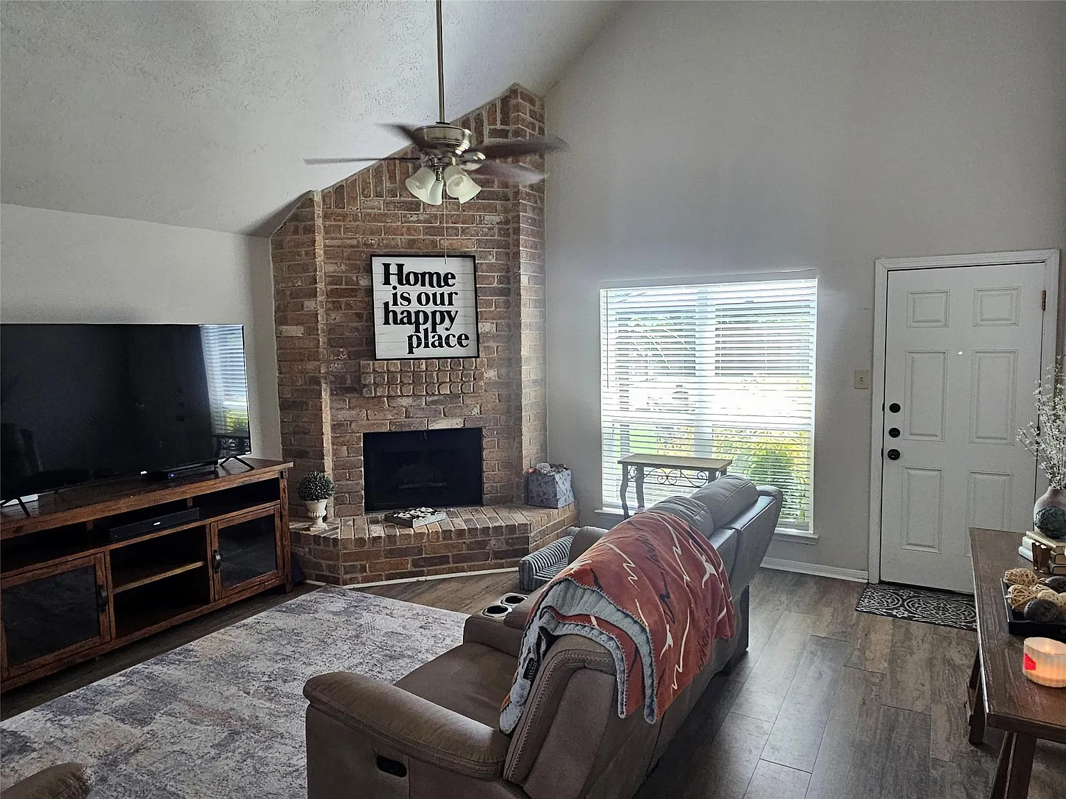 3 bed, 2.5 bath, 1450 sqft, $2,000 — Photo 2