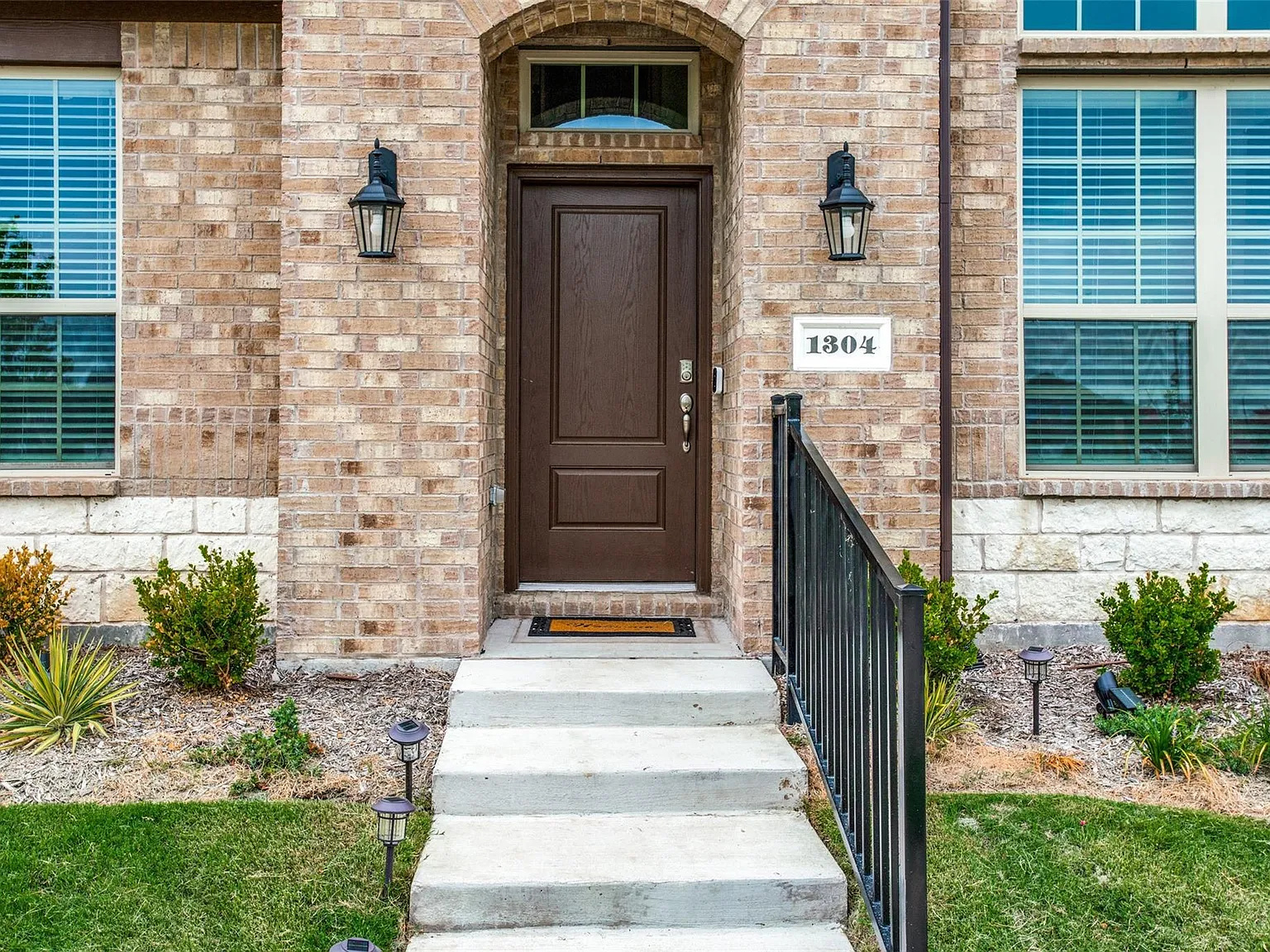 4 bed, 2402 sqft, $2,850 — Photo 2