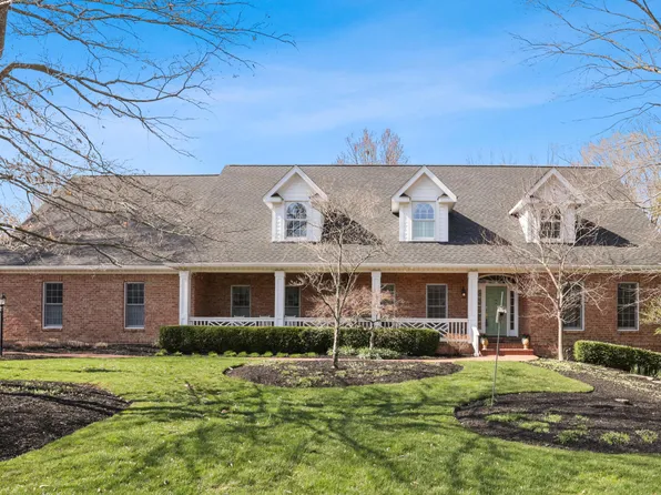 2044 Woodlands Pl, Powell, OH 43065