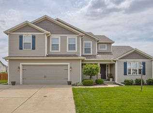 701 Dove Dr, Mahomet, IL 61853