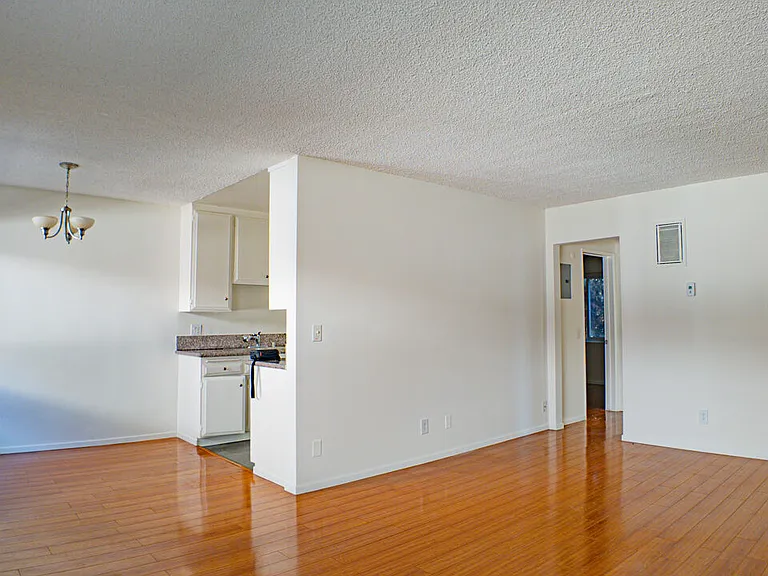 447 W Elk Ave — Photo 3