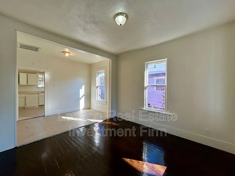 2924 Dupont St — Photo 2