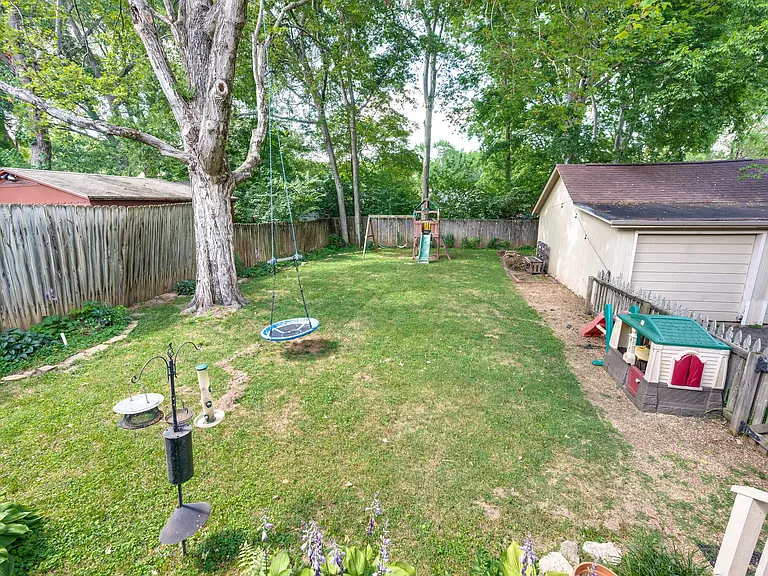 1114 Woodvale Dr — Photo 37