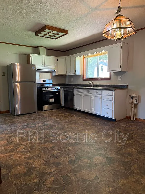 3 bed, 2.0 bath, 1296 sqft, $1,695 — Photo 1
