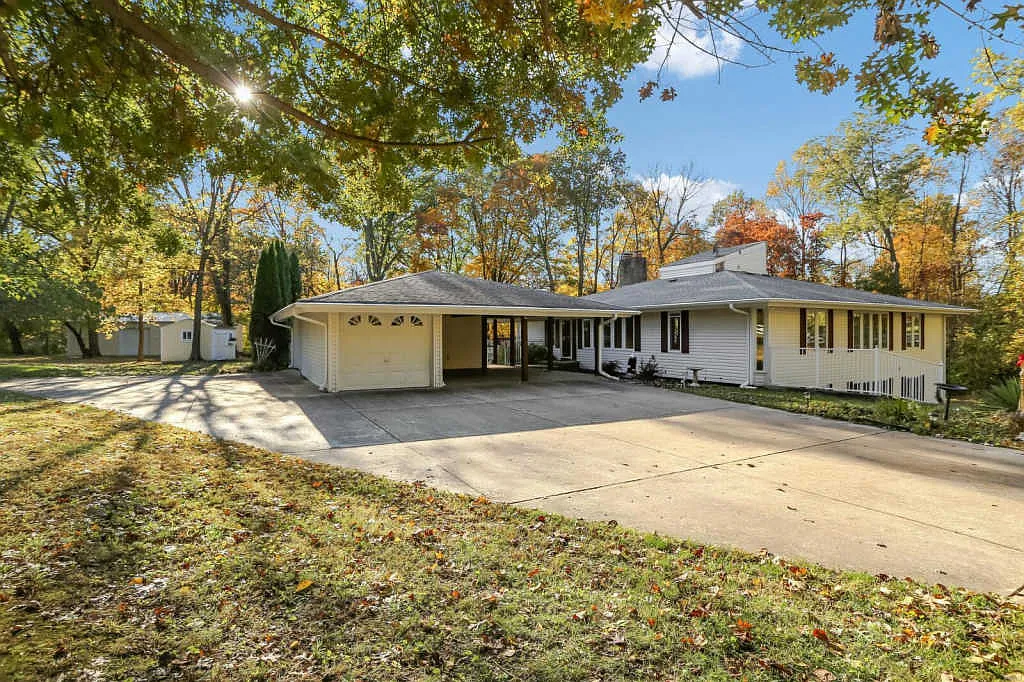 31 Castle Dr photo 1